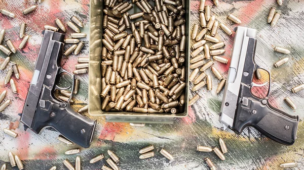 Widok Góry Broni Amunicji Pole Stole Kule Pistoletu Strzelnicy — Zdjęcie stockowe