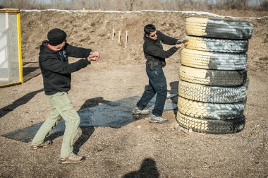 Pozarevac, Sırbistan - Aralık 21-24, 2018: Kapap eğitmen avı Nardia de onun öğrencileri aralığı Grom, öğretir nasıl güvenli bir şekilde Kapap temel ateşli silah emniyet ve silah kullanmak konulu seminer silahı
