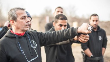 Pozarevac, Sırbistan - Aralık 21-24, 2018: Kapap eğitmen avı Nardia atış talimine Grom, öğrencilerin büyük bir grup öğretir nasıl güvenli bir şekilde silah Kapap temel ateşli silah emniyet ve silah kullanmak konulu seminer kullanmak