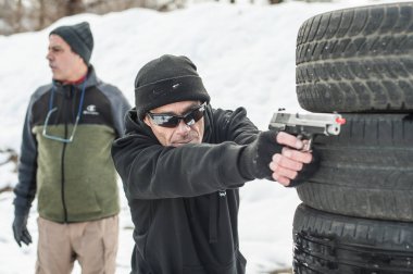 Pozarevac, Sırbistan - Aralık 21-24, 2018: Kapap eğitmen avı Nardia de onun öğrencileri aralığı Grom, öğretir nasıl güvenli bir şekilde Kapap temel ateşli silah emniyet ve silah kullanmak konulu seminer silahı