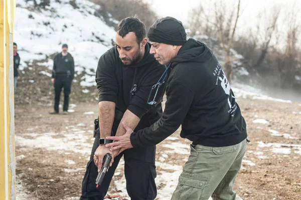 塞尔维亚波扎雷瓦 2018年12月21 24日 卡帕普教练阿维 纳迪亚教他的学生在格罗姆射击场 如何安全地使用卡帕基本火器安全和枪支使用研讨会上的枪 — 图库照片
