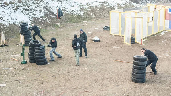 塞尔维亚波扎雷瓦 2018年12月21 24日 卡帕普教练阿维 纳迪亚教大批学生在格罗姆射击场 如何安全地使用枪在卡帕基本火器安全和枪支使用研讨会上 — 图库照片