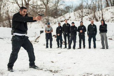 Pozarevac, Sırbistan - Aralık 21-24, 2018: Büyük bir grup kapap öğrencilerin pratik eylem silah atış talimine Grom Kapap temel ateşli silah emniyet ve silah kullanımı Semineri üzerinde hedef çekim