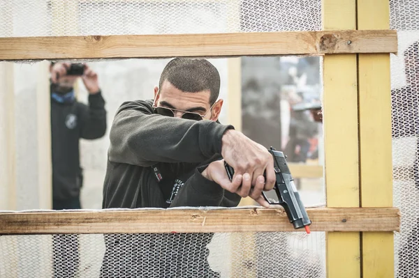 Kapap 基本的な銃器安全と銃使用セミナー Grom ポジャレバツ セルビア 2018 Kapap 学生練習撮影で銃を持つさまざまなスキルの範囲します — ストック写真