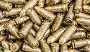 Silah mermi büyük grubunun üst ayrıntı makro görünümü. Mühimmat arka plan deseni