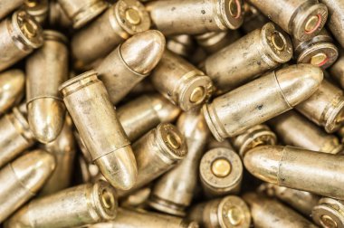 Silah mermi büyük grubunun üst ayrıntı makro görünümü. Mühimmat arka plan deseni