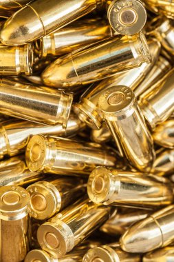 Silah mermi büyük grubunun üst ayrıntı makro görünümü. Mühimmat arka plan deseni