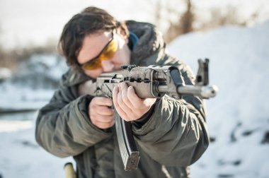 Önden Görünüm silah noktası Kağit makineli tüfek. Çekim ateşli silah ve silah eğitimi. Kış kar arka plan üzerine açık çekim aralığı
