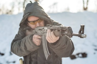 Önden Görünüm silah noktası Kağit makineli tüfek. Çekim ateşli silah ve silah eğitimi. Kış kar arka plan üzerine açık çekim aralığı