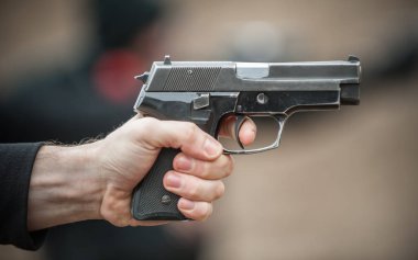 Sol el silah nişan görünümü ayrıntılı ve silah tutan, yakın çekim. Çekim aralığı
