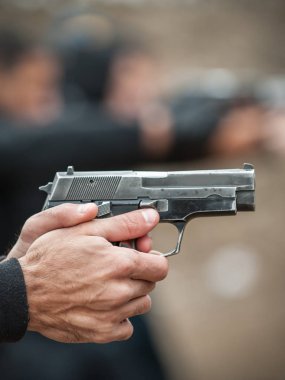 Sol el silah nişan görünümü ayrıntılı ve silah tutan, yakın çekim. Çekim aralığı