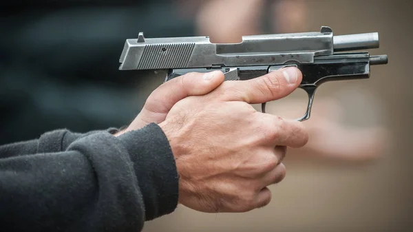 Detaljerad Vänster Hand Shooter Skytte Och Håller Pistolen Närbild Skjutbana — Stockfoto