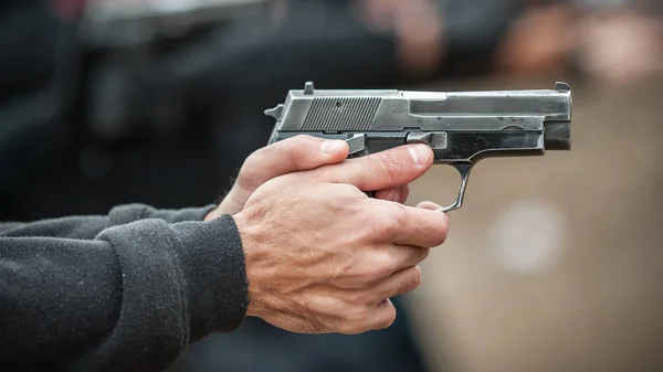 Szczegółowy Widok Lewej Strony Strzelanka Strzelanie Trzymając Pistolet Bliska Strzelnica — Zdjęcie stockowe