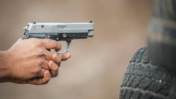 Szczegółowy Widok Shooter Gospodarstwa Pistolet Ręku Strzelanie Bliska Strzelnica — Zdjęcie stockowe
