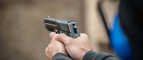 Szczegółowy Widok Shooter Gospodarstwa Pistolet Ręku Strzelanie Bliska Strzelnica — Zdjęcie stockowe