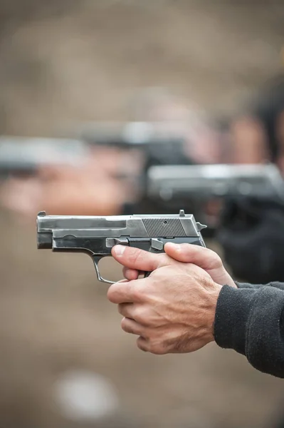 Widok Szczegółów Shooter Wierszu Grupy Ludzi Trzymać Pistolet Strzelania Strzelnicy — Zdjęcie stockowe