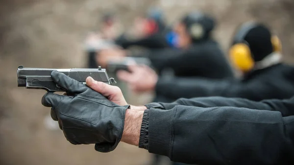 Vista Detalhada Atirador Linha Grupo Pessoas Segurar Arma Atirando Faixa — Fotografia de Stock