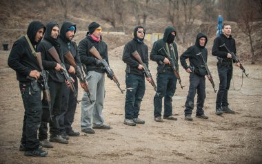 Büyük takım, sivil insanlar grubunuz eylem eğitim tüfek makinalı tüfek ile açık çekim aralığı