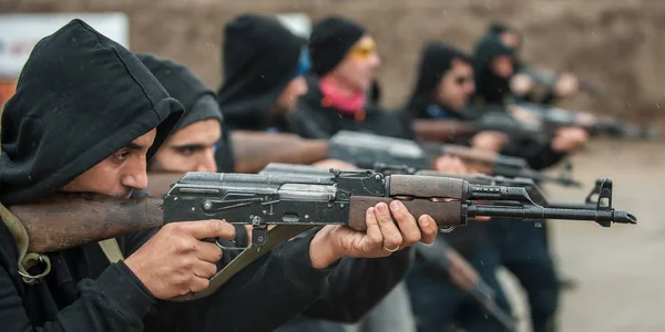 大型团队 一群平民在室外射击场上用步枪机枪进行动作训练 — 图库照片