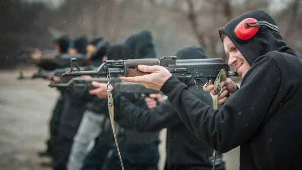 大型团队 一群平民在室外射击场上用步枪机枪进行动作训练 — 图库照片