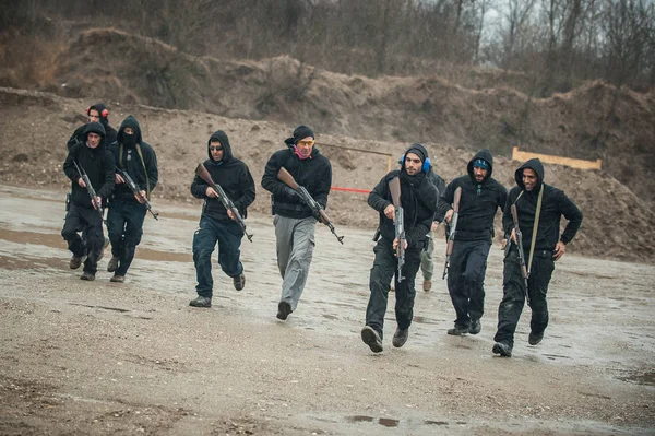 Большая Команда Группа Гражданских Людей Проходят Боевую Подготовку Ружейным Пулемётом — стоковое фото
