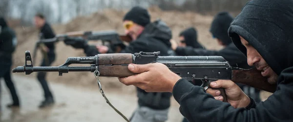 大型团队 一群平民在室外射击场上用步枪机枪进行动作训练 — 图库照片