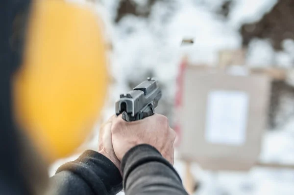 Detalle Vista Trasera Del Tirador Sosteniendo Arma Mano Disparando Objetivo —  Fotos de Stock