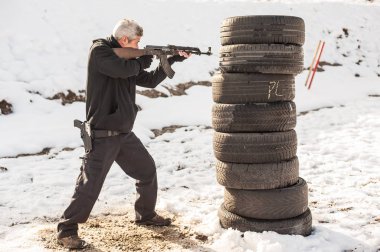 Tüfek mücadele eğitim arkadan ve kapak veya barikatı çevresinde çekim. Aralığı çekim üzerinde taktik çekim ders mücadele gelişmiş