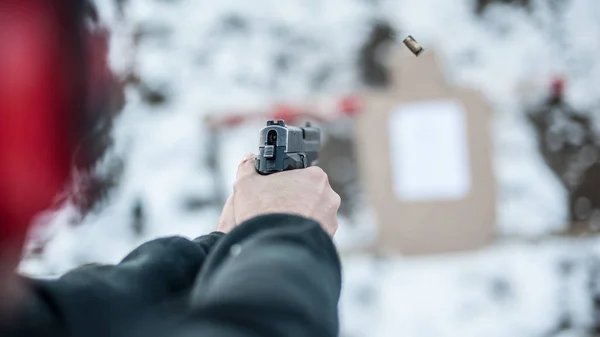 Dettaglio Vista Posteriore Del Tiratore Che Tiene Pistola Mano Spara — Foto Stock