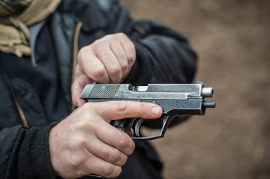 Yakın çekim ayrıntı görünümü tabanca, tabanca, silah sıfırlamalısınız. Geçiş izni Emanet matkaplar