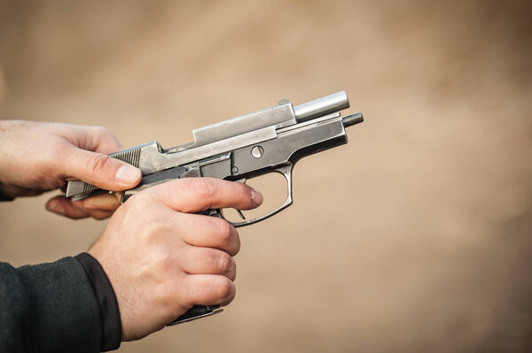 Детальный вид стрелка стеллаж пистолет слайд. Взламываю ползунок пистолета. Отступаем и перезаряжаем пистолет. Вид сбоку
