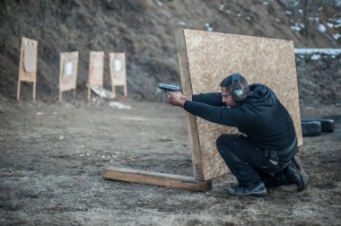 Eğitim arkadan ve kapak veya barikatı çevresinde çekim silah mücadele. Aralığı çekim üzerinde taktik çekim ders mücadele gelişmiş