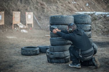 Eğitim arkadan ve kapak veya barikatı çevresinde çekim silah mücadele. Aralığı çekim üzerinde taktik çekim ders mücadele gelişmiş