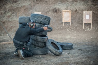 Eğitim arkadan ve kapak veya barikatı çevresinde çekim silah mücadele. Aralığı çekim üzerinde taktik çekim ders mücadele gelişmiş