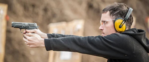 Bekämpa Pistol Skytte Utbildning Från Bakom Och Runt Locket Eller — Stockfoto