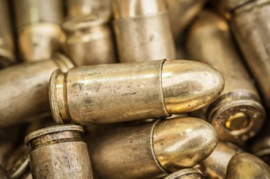 Silah mermi büyük grubunun üst ayrıntı makro görünümü. Mühimmat arka plan