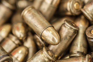 Silah mermi büyük grubunun üst ayrıntı makro görünümü. Mühimmat arka plan