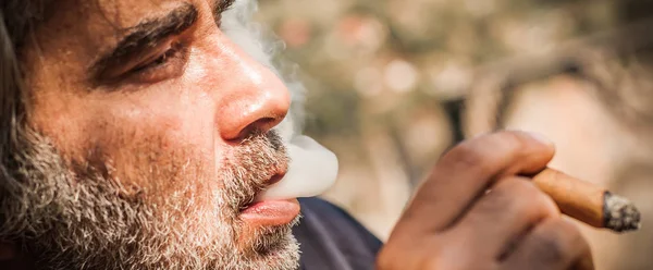 Портрет Бородатого Кавказца Курящего Сигару Закрыть — стоковое фото
