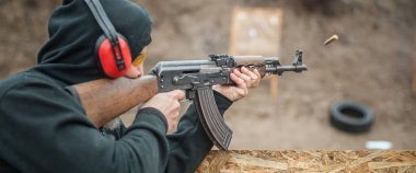 Kağit makineli tüfek eğitim arkadan ve kapak veya barikatı çevresinde çekim savaş. Aralığı çekim üzerinde taktik çekim ders mücadele gelişmiş