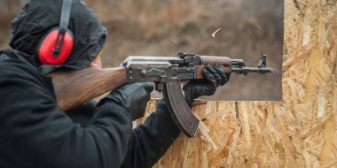 Kağit makineli tüfek eğitim arkadan ve kapak veya barikatı çevresinde çekim savaş. Aralığı çekim üzerinde taktik çekim ders mücadele gelişmiş