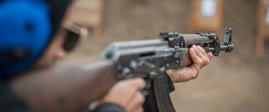 Kağit makineli tüfek eğitim arkadan ve kapak veya barikatı çevresinde çekim savaş. Aralığı çekim üzerinde taktik çekim ders mücadele gelişmiş