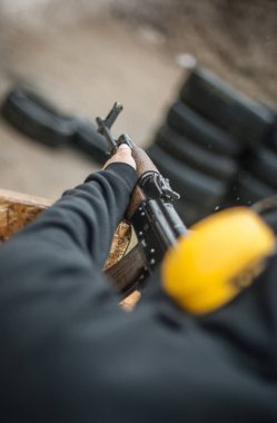 Kağit makineli tüfek eğitim arkadan ve kapak veya barikatı çevresinde çekim savaş. Aralığı çekim üzerinde taktik çekim ders mücadele gelişmiş