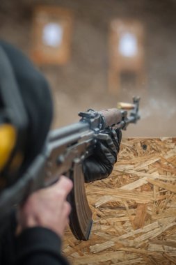 Kağit makineli tüfek eğitim arkadan ve kapak veya barikatı çevresinde çekim savaş. Aralığı çekim üzerinde taktik çekim ders mücadele gelişmiş