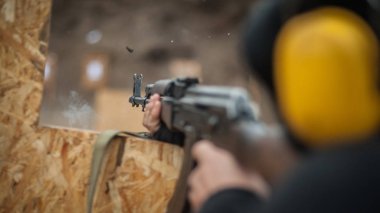 Kağit makineli tüfek eğitim arkadan ve kapak veya barikatı çevresinde çekim savaş. Aralığı çekim üzerinde taktik çekim ders mücadele gelişmiş