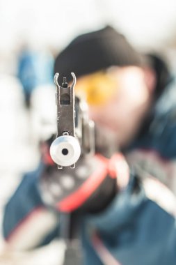 Doğrudan makro detay yakın çekim Önden Görünüm silah noktası Kağit makineli tüfek. Çekim ateşli silah ve silah eğitimi. Kış kar arka plan üzerine açık çekim aralığı