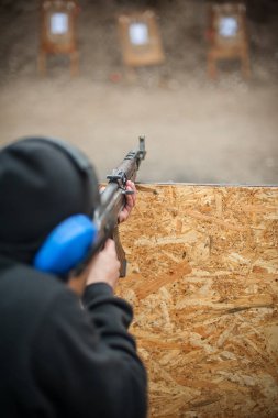 Kağit makineli tüfek eğitim arkadan ve kapak veya barikatı çevresinde çekim savaş. Aralığı çekim üzerinde taktik çekim ders mücadele gelişmiş