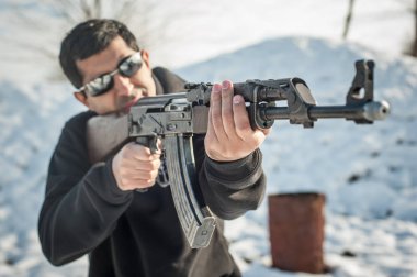 Önden Görünüm silah noktası Kağit makineli tüfek. Çekim ateşli silah ve silah eğitimi. Kış kar arka plan üzerine açık çekim aralığı