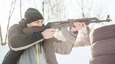 Tüfek mücadele eğitim arkadan ve kapak veya barikatı çevresinde çekim. Aralığı çekim üzerinde taktik çekim ders mücadele gelişmiş