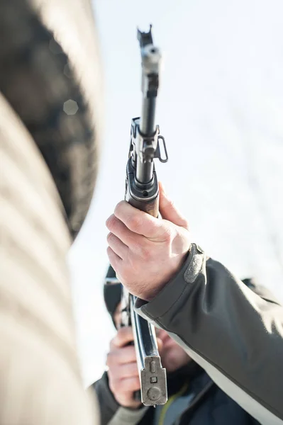 Schießtraining Mit Dem Gewehr Von Hinten Und Deckung Oder Barrikade — Stockfoto