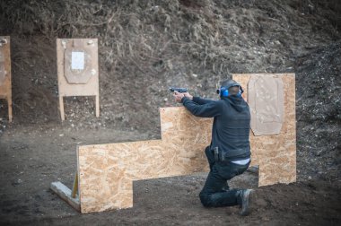 Açık taktik çekim hedef bariyer ve duvar çevresinde gelişmiş. Aralığı çekim üzerinde sivil ateşli silah güvenliği eğitimi